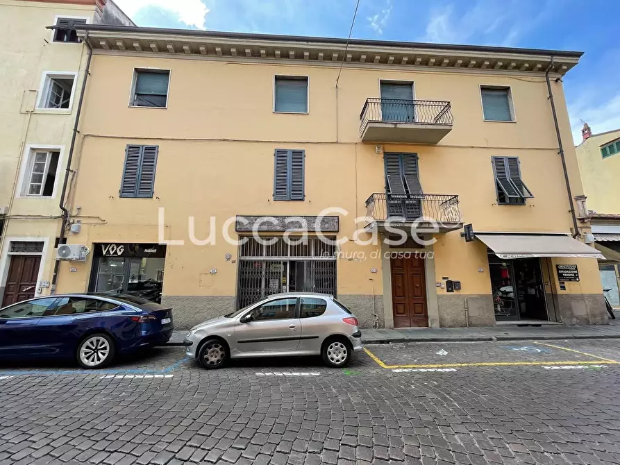 Immagine 30 di Magazzino in affitto  a Lucca