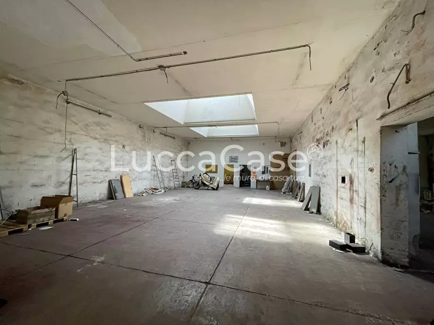 Immagine 4 di Magazzino in affitto  a Lucca