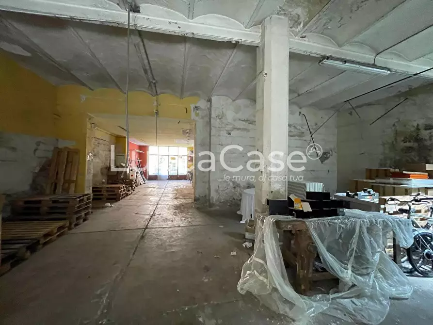 Immagine 10 di Magazzino in affitto  a Lucca