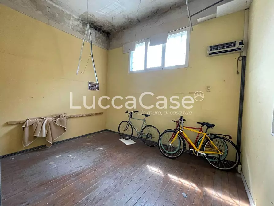 Immagine 16 di Magazzino in affitto  a Lucca