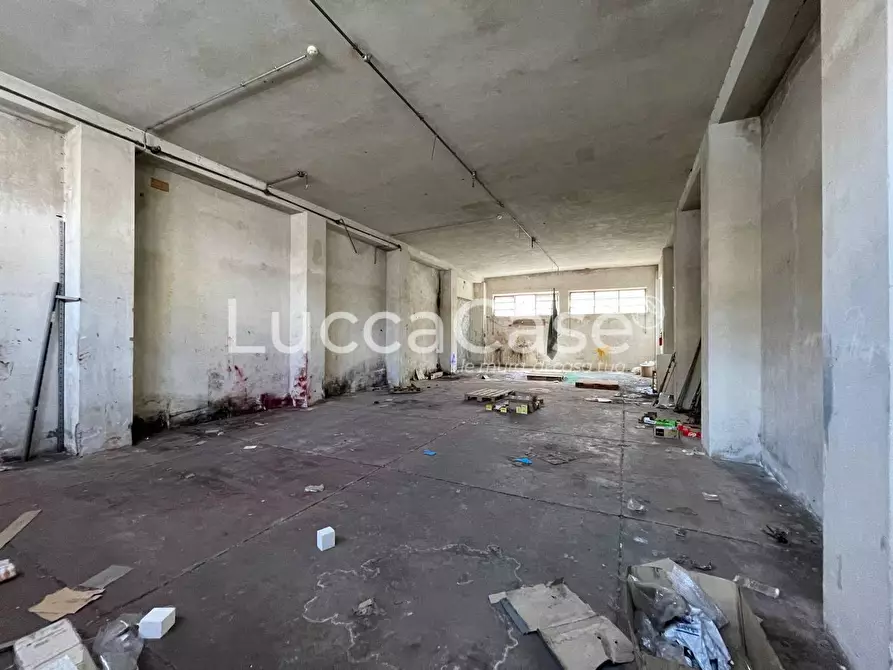 Immagine 13 di Magazzino in affitto  a Lucca