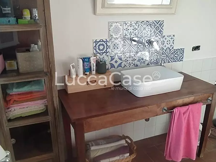 Immagine 9 di Casa colonica in vendita  a Capannori