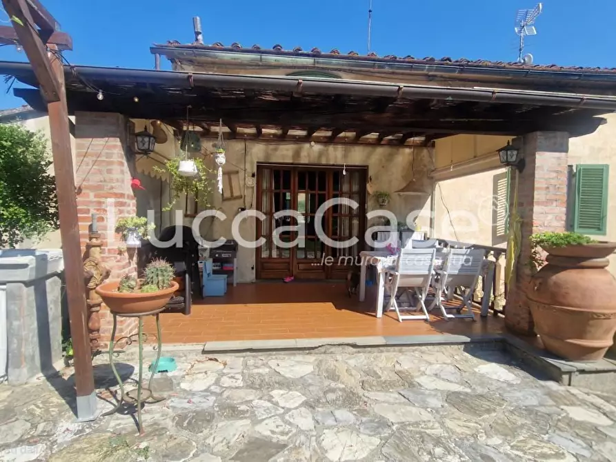 Immagine 1 di Casa colonica in vendita  a Capannori