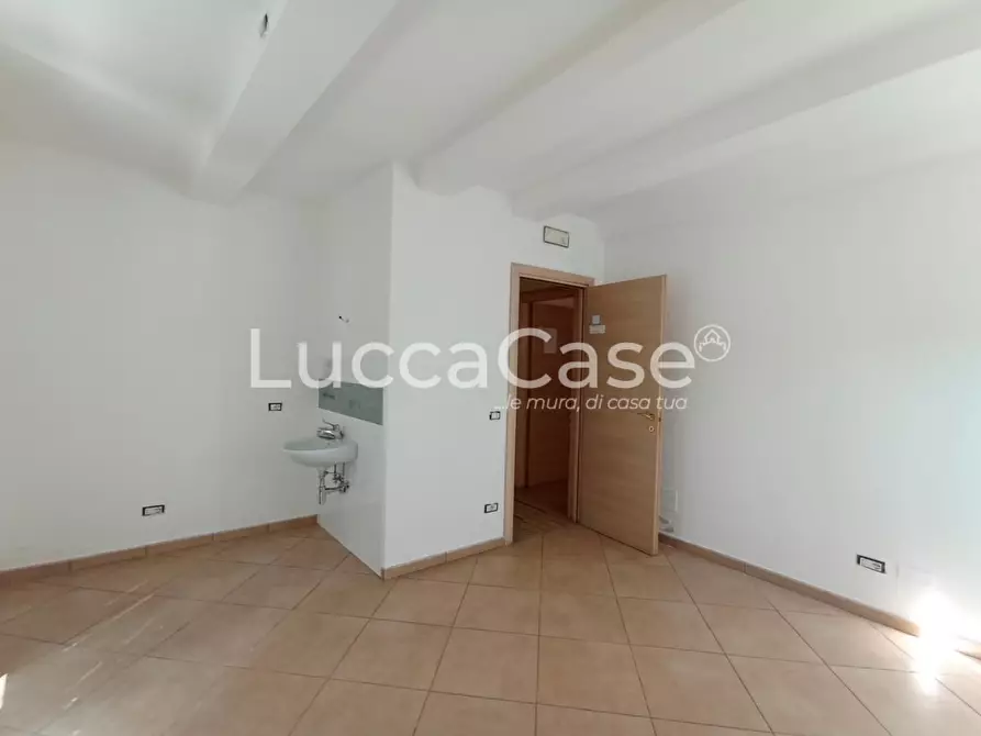 Immagine 13 di Ufficio in affitto  a Capannori