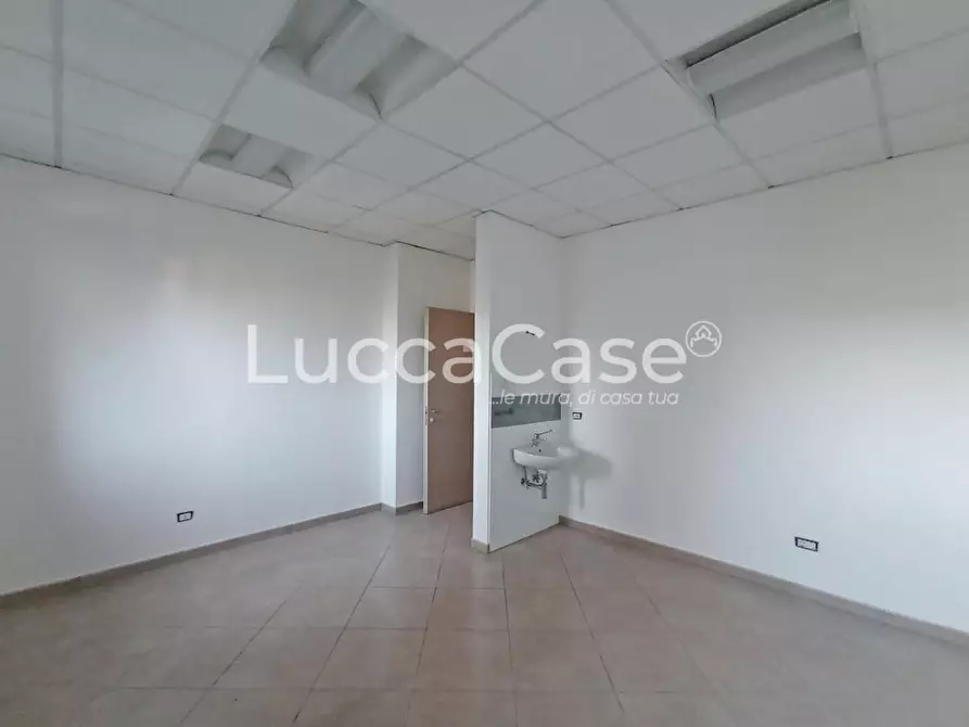Immagine 9 di Ufficio in affitto  a Capannori