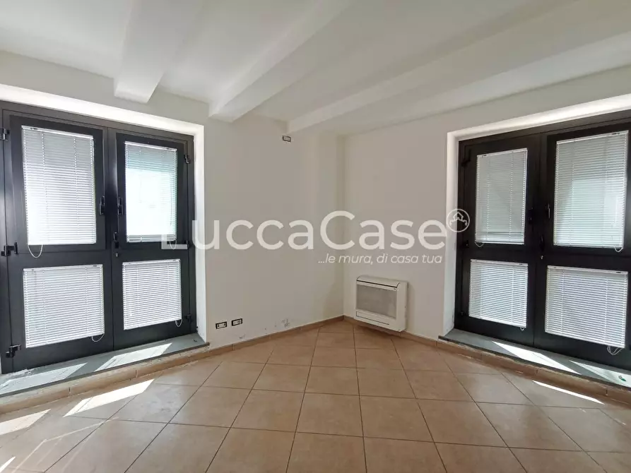 Immagine 11 di Ufficio in affitto  a Capannori