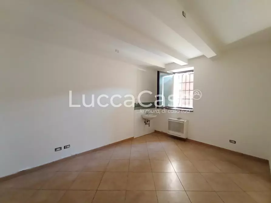 Immagine 14 di Ufficio in affitto  a Capannori