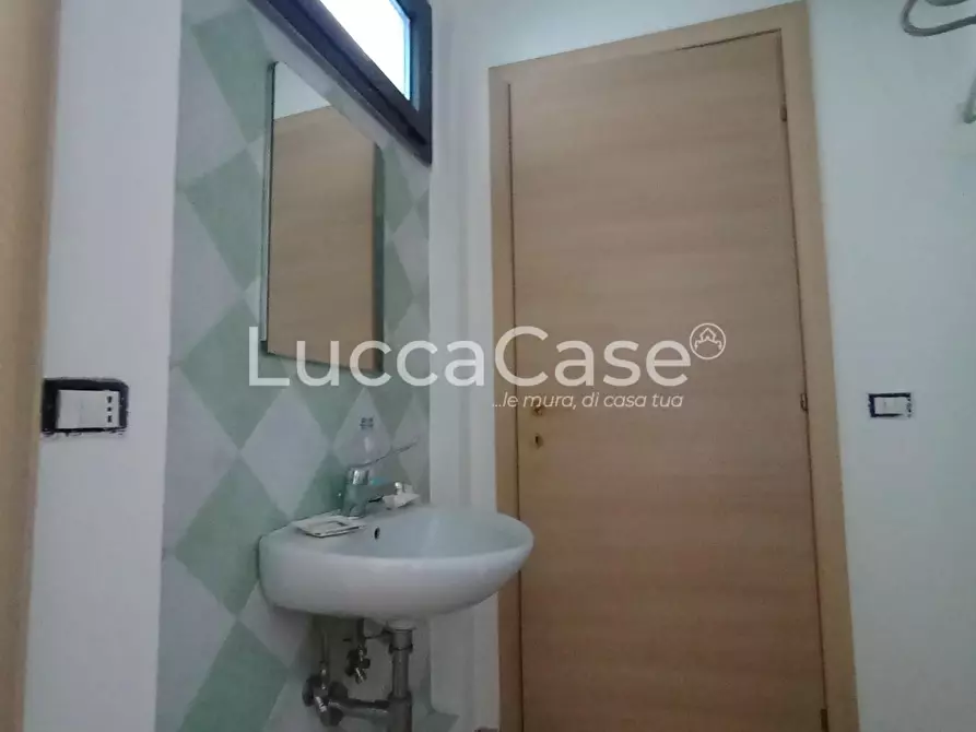 Immagine 19 di Ufficio in affitto  a Capannori