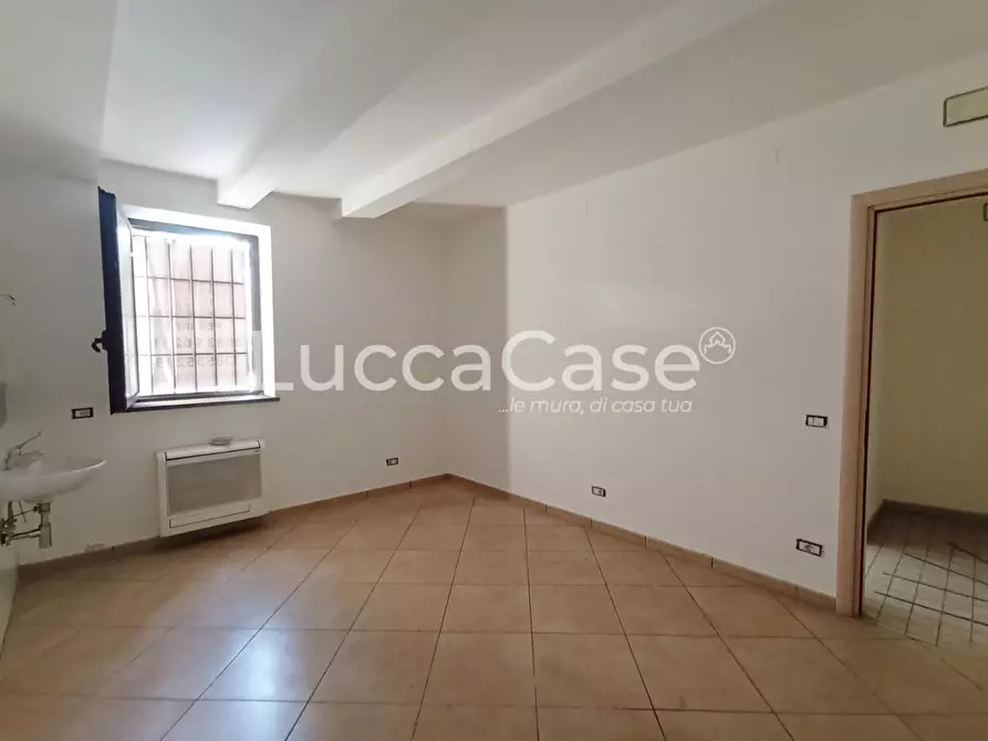 Immagine 15 di Ufficio in affitto  a Capannori