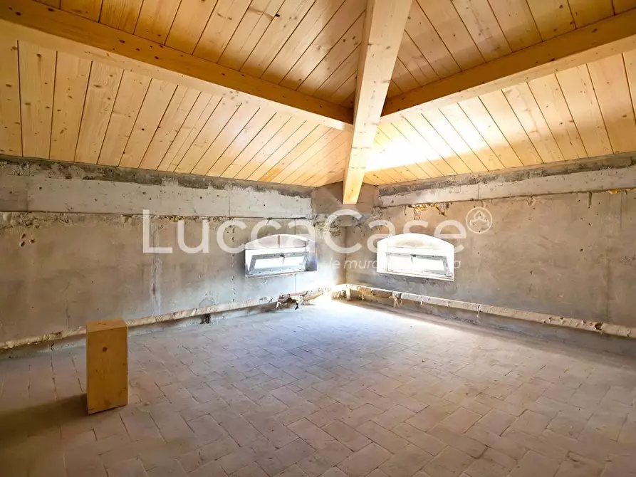 Immagine 11 di Villa in vendita  a Capannori