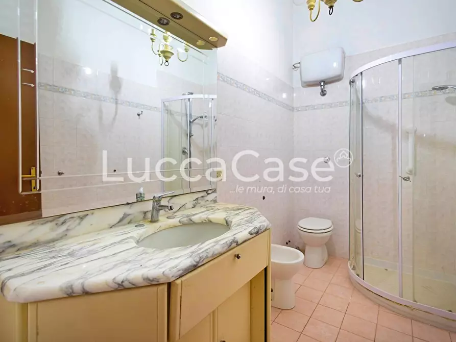 Immagine 19 di Villa in vendita  a Capannori