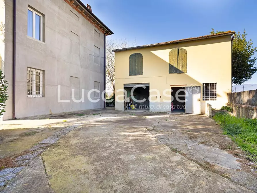 Immagine 7 di Villa in vendita  a Capannori