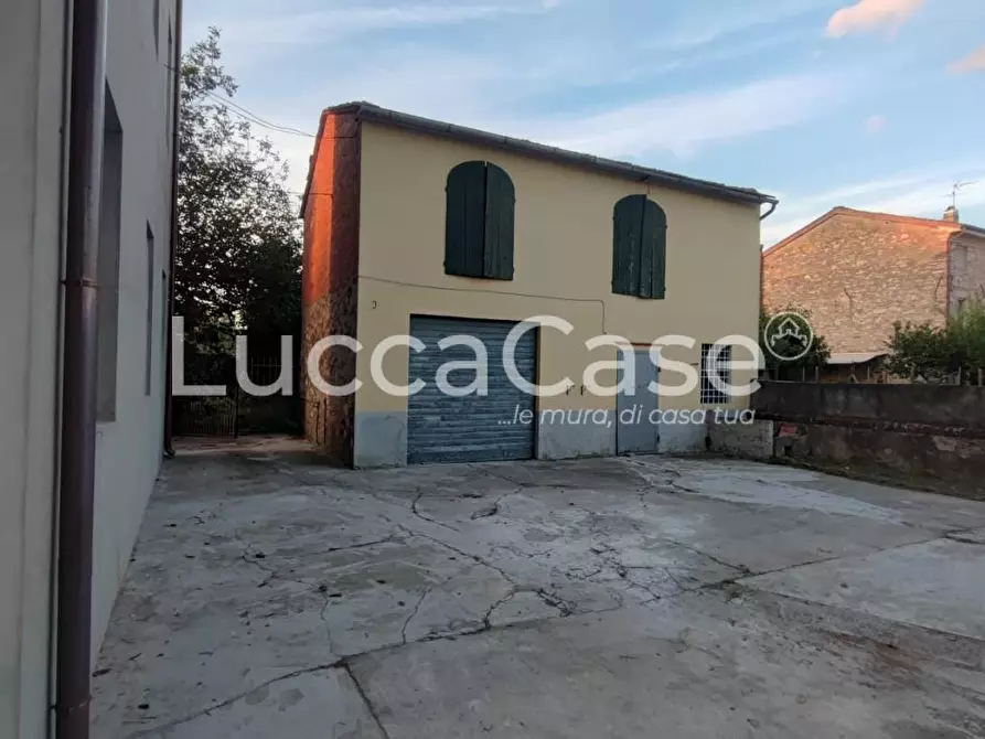 Immagine 33 di Villa in vendita  a Capannori
