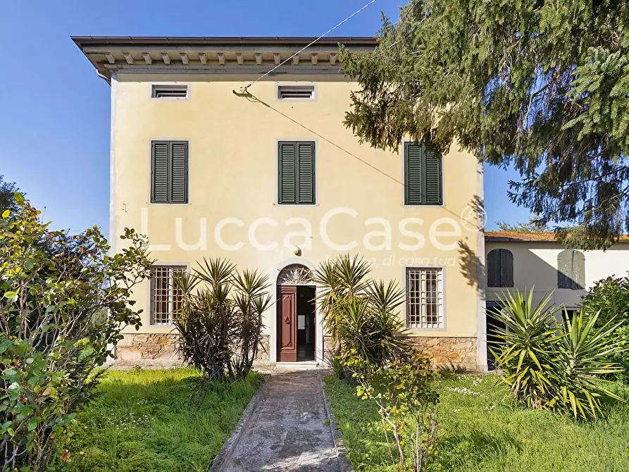 Immagine 28 di Villa in vendita  a Capannori