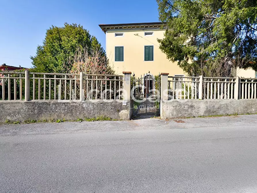 Immagine 5 di Villa in vendita  a Capannori