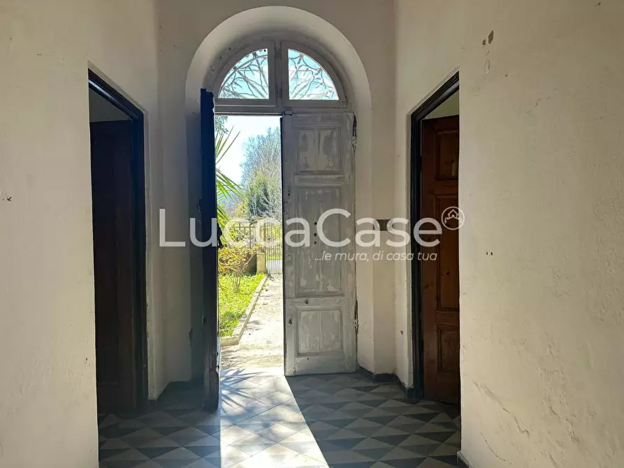 Immagine 12 di Villa in vendita  a Capannori