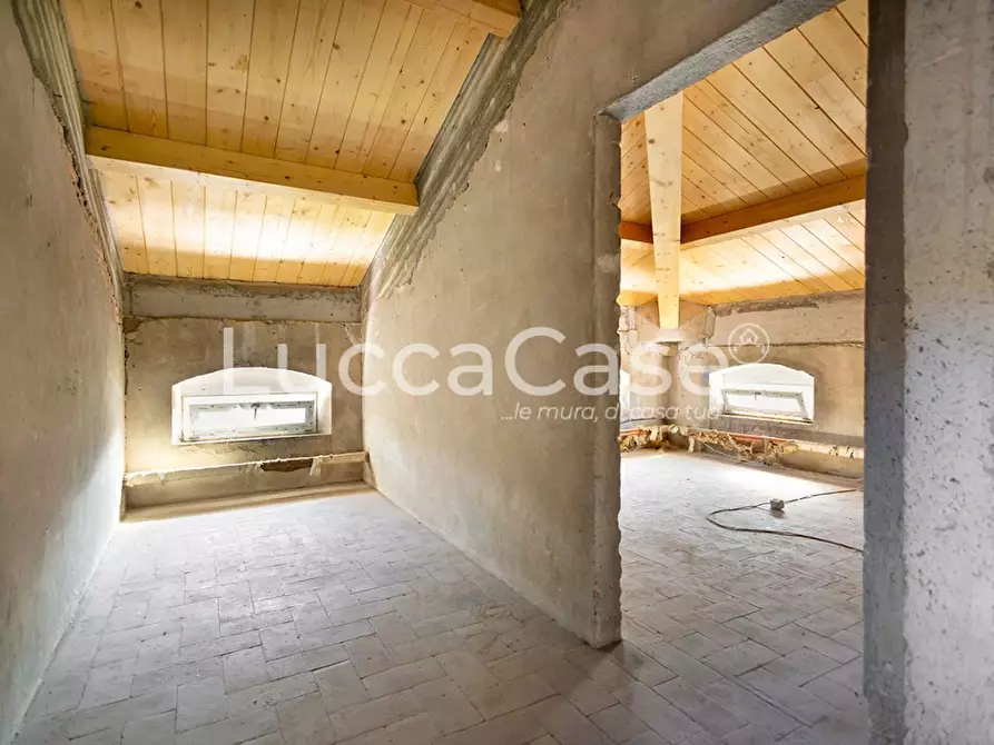 Immagine 12 di Villa in vendita  a Capannori