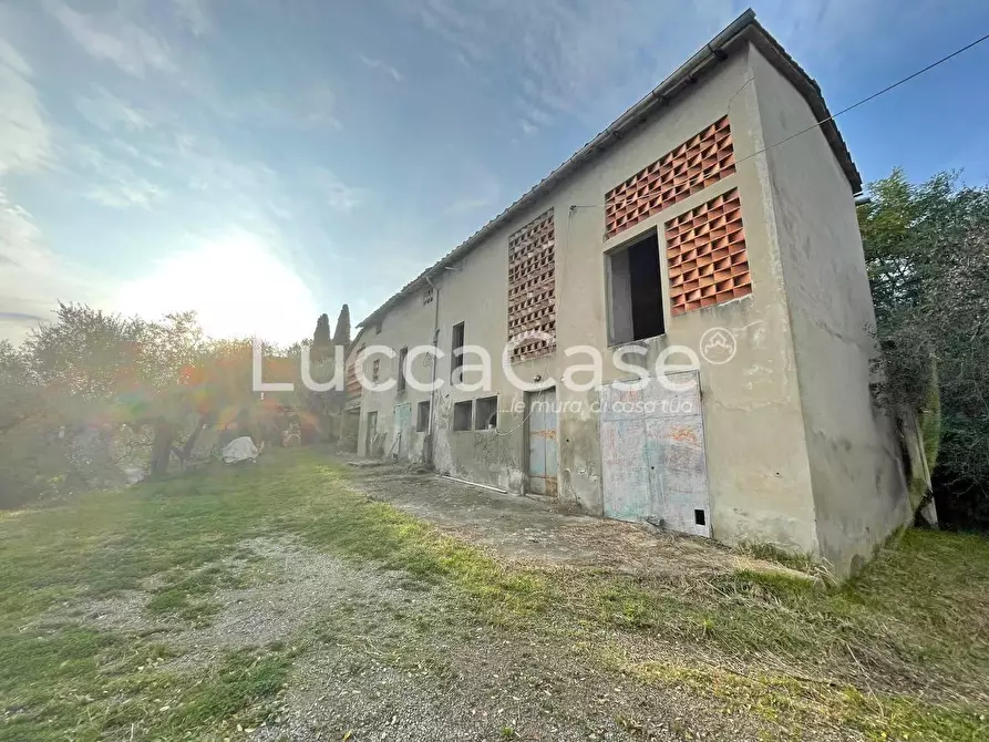 Immagine 11 di Rustico / casale in vendita  a Lucca