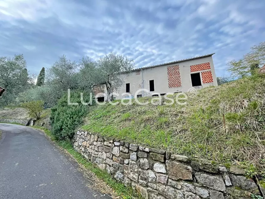 Immagine 18 di Rustico / casale in vendita  a Lucca