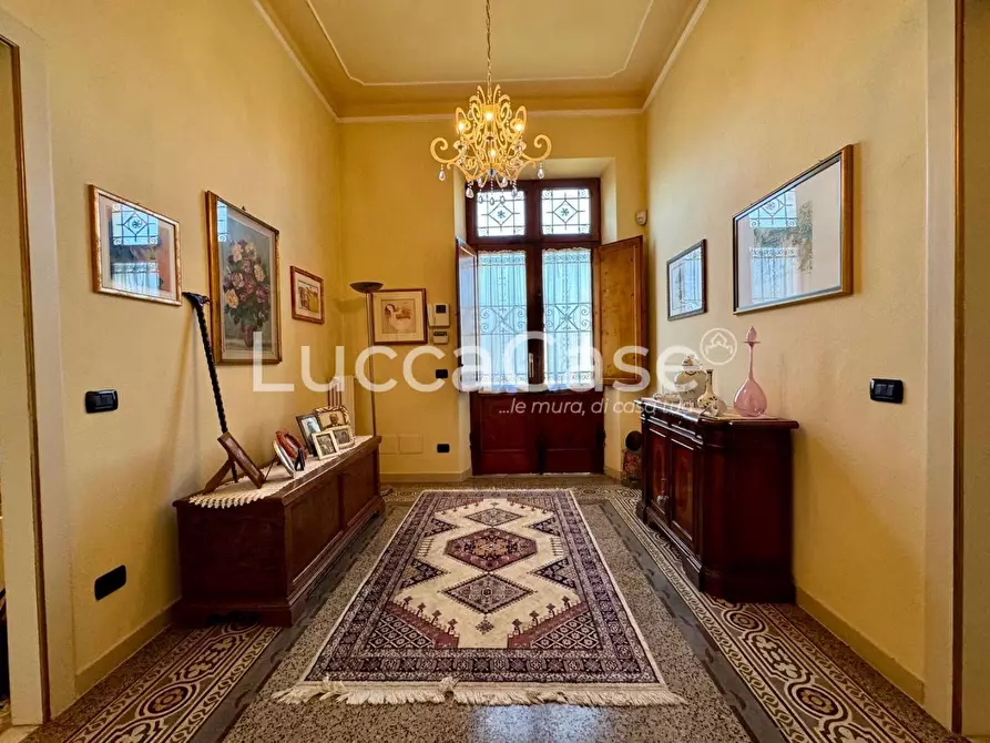 Immagine 2 di Villa in vendita  a Capannori