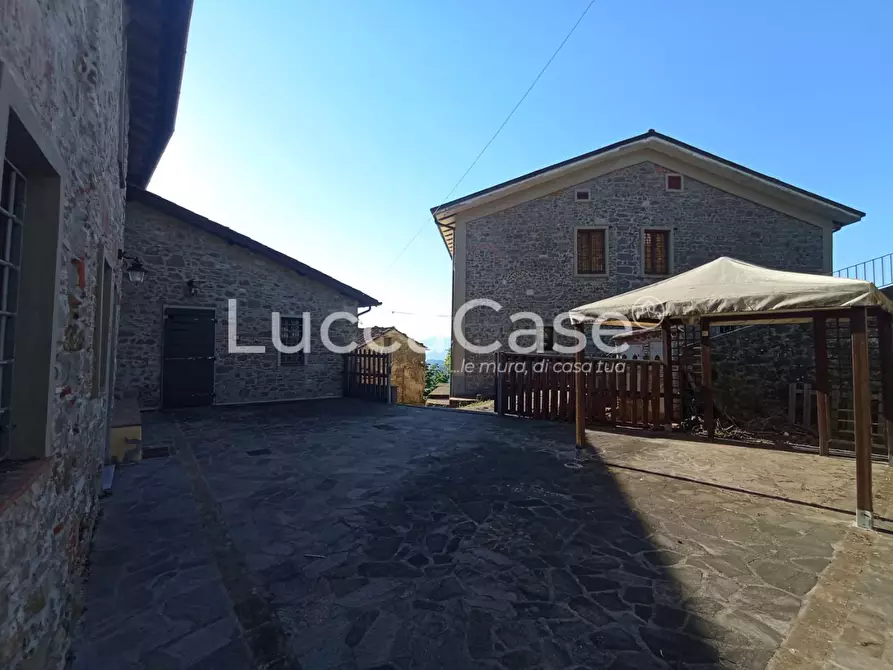 Immagine 2 di Casa colonica in vendita  a Camaiore