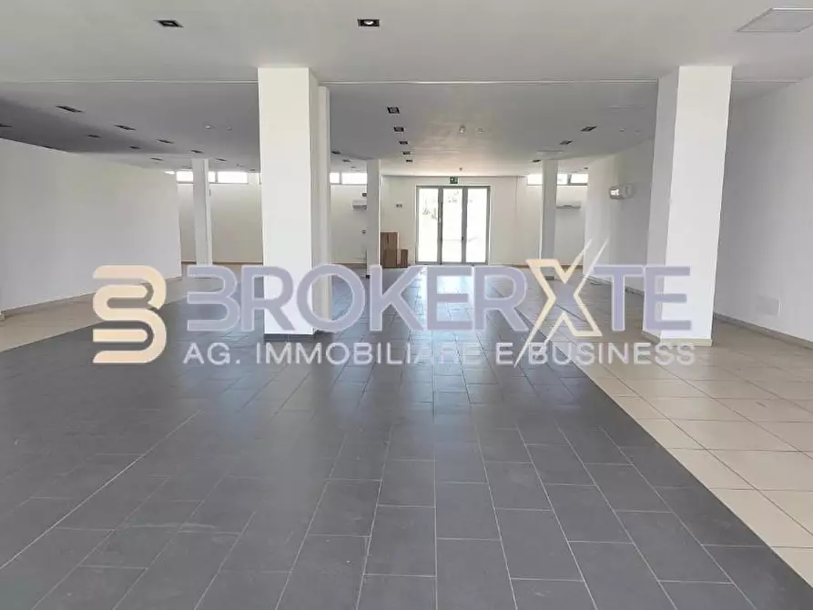 Immagine 2 di Locale commerciale in affitto  a Sarzana