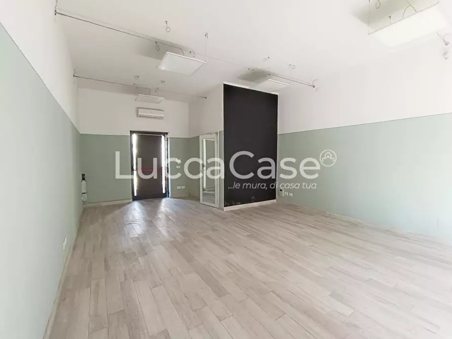 Immagine 2 di Locale commerciale in affitto  a Lucca