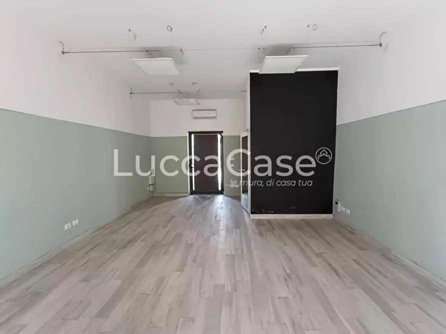 Immagine 3 di Locale commerciale in affitto  a Lucca