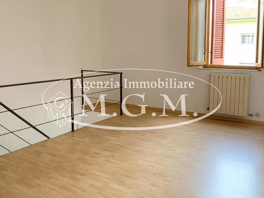 Immagine 2 di Locale commerciale in affitto  a Pontedera