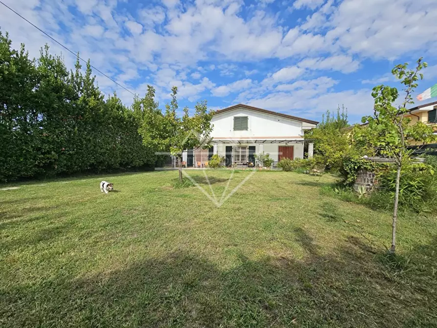 Immagine 1 di Casa indipendente in vendita  a Carrara