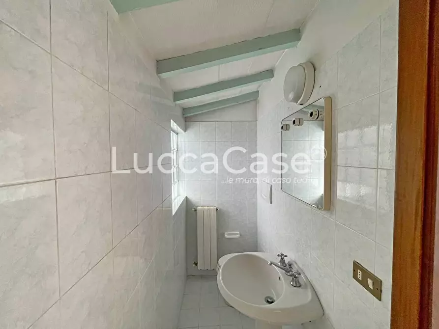 Immagine 30 di Ufficio in vendita  a Seravezza