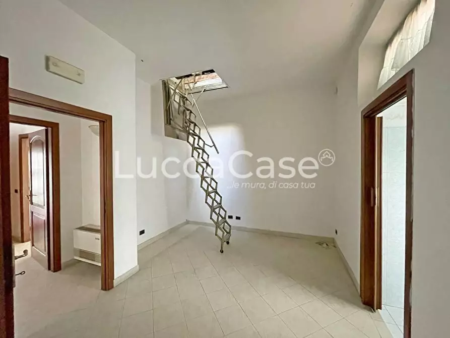 Immagine 15 di Ufficio in vendita  a Seravezza