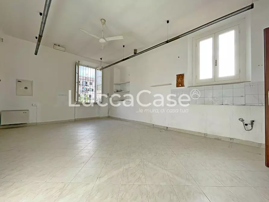 Immagine 32 di Ufficio in vendita  a Seravezza