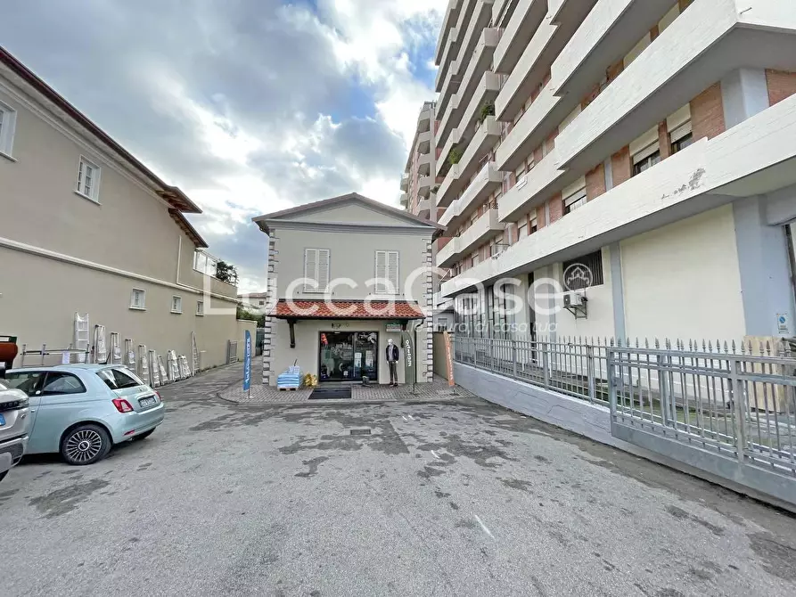 Immagine 14 di Ufficio in vendita  a Seravezza