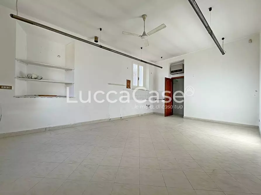 Immagine 27 di Ufficio in vendita  a Seravezza