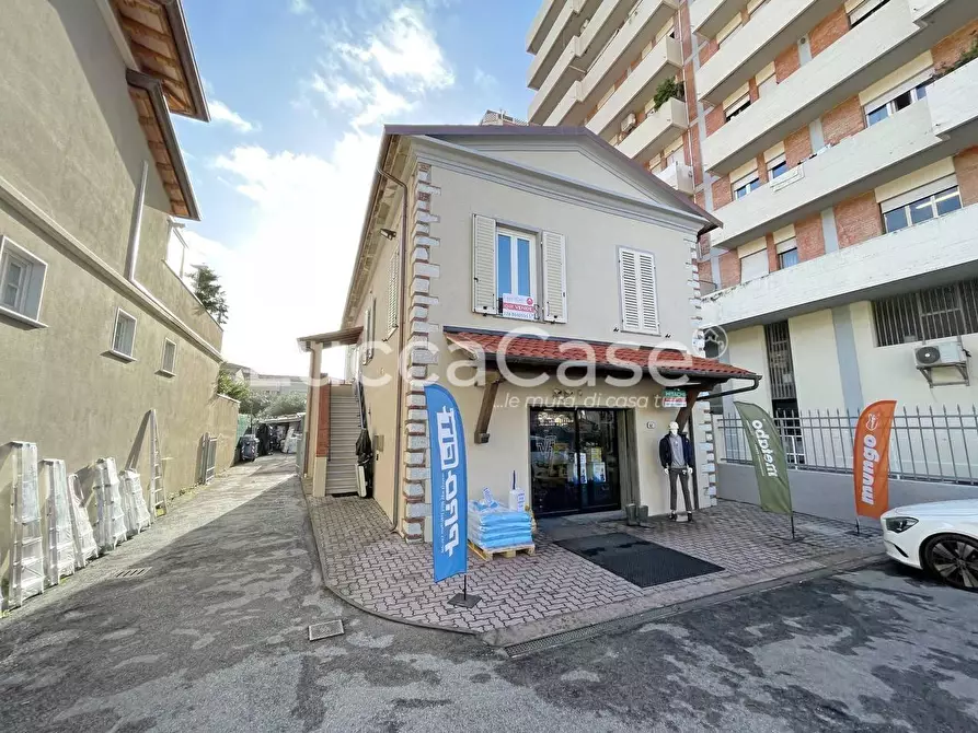 Immagine 2 di Ufficio in vendita  a Seravezza