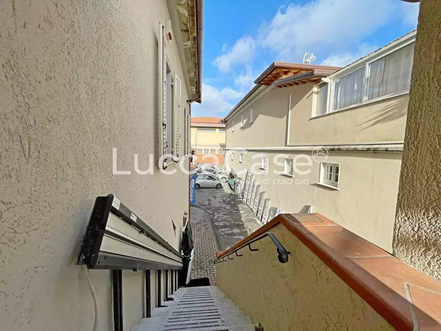 Immagine 36 di Ufficio in vendita  a Seravezza