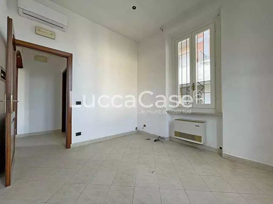 Immagine 13 di Ufficio in vendita  a Seravezza