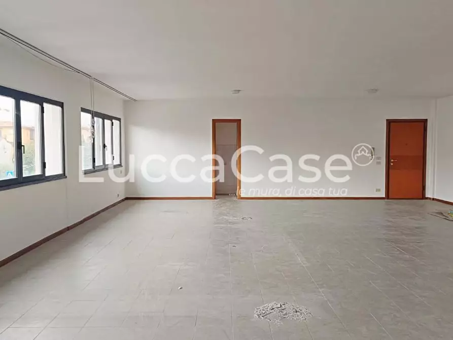 Immagine 11 di Ufficio in affitto  a Capannori
