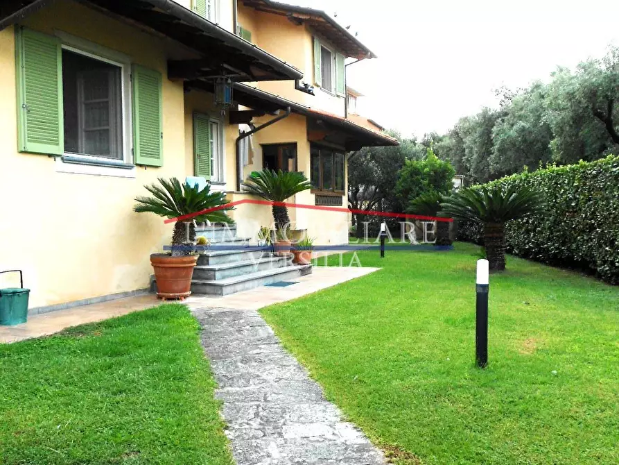 Immagine 3 di Villa in vendita  a Seravezza