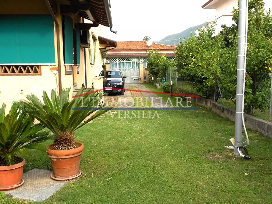 Immagine 48 di Villa in vendita  a Seravezza