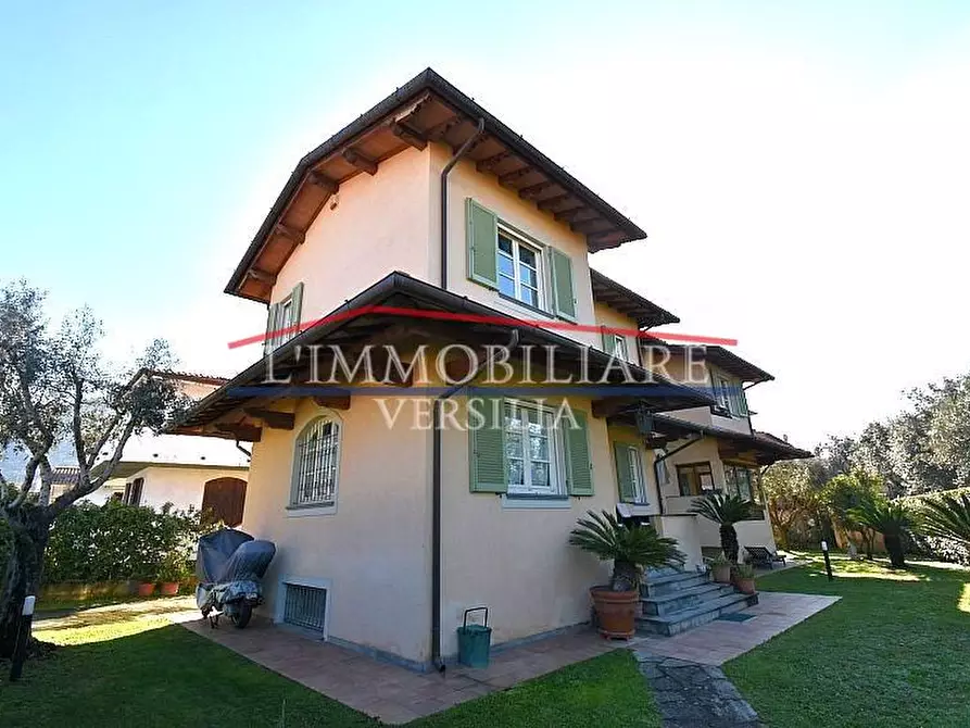 Immagine 2 di Villa in vendita  a Seravezza