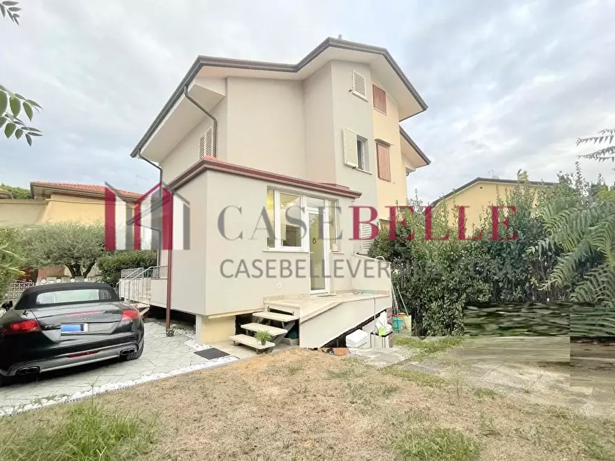 Immagine 1 di Casa bifamiliare in vendita  a Camaiore