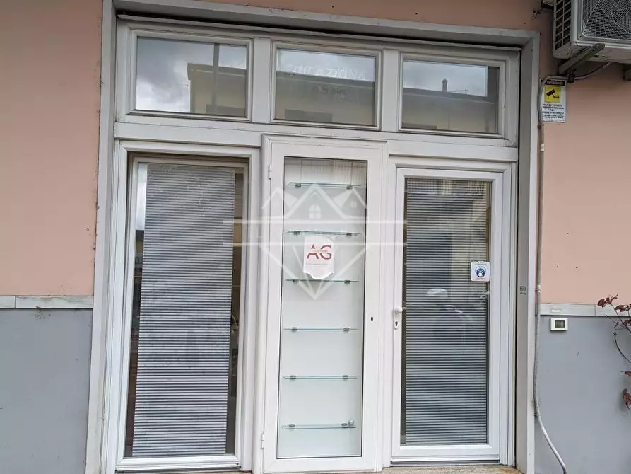 Immagine 1 di Locale commerciale in affitto  a Carrara