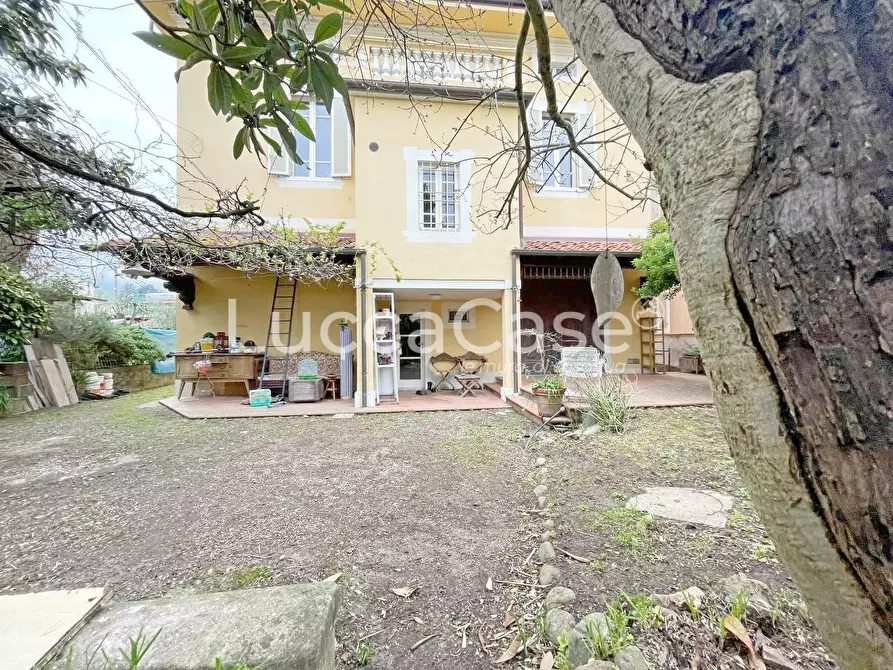 Immagine 52 di Villa in vendita  a Lucca