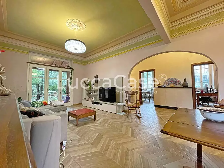 Immagine 2 di Villa in vendita  a Lucca