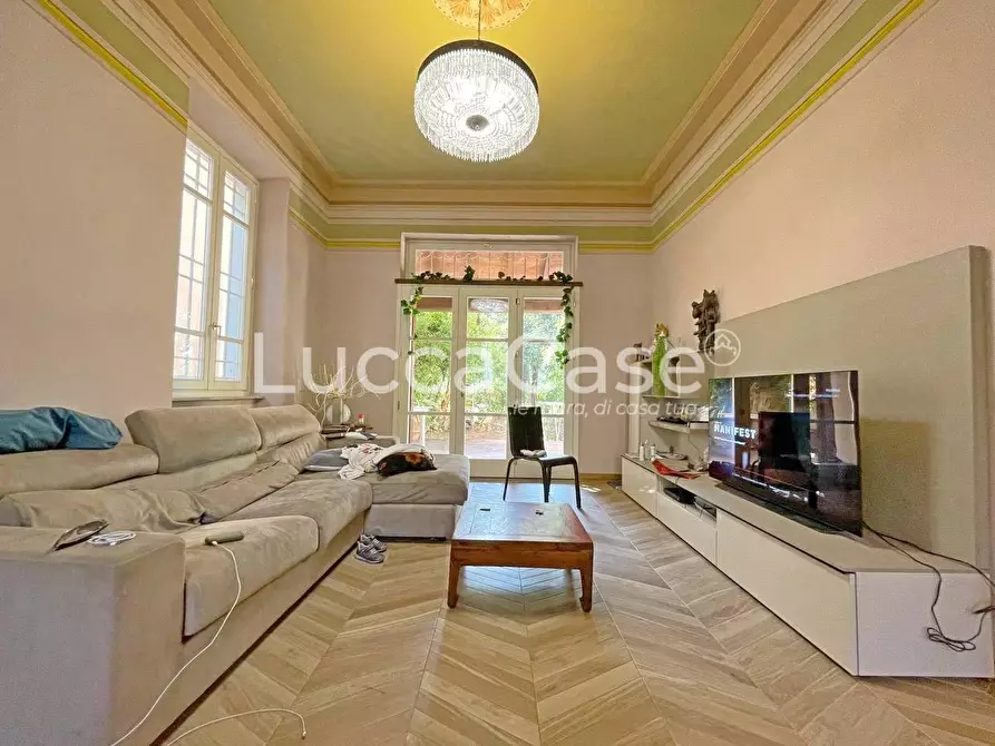 Immagine 4 di Villa in vendita  a Lucca