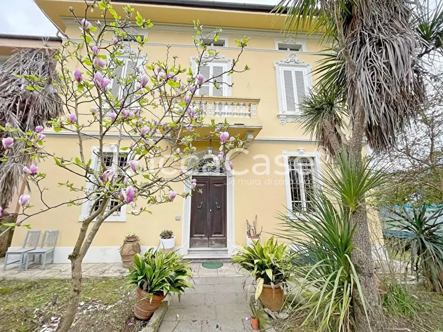 Immagine 1 di Villa in vendita  a Lucca