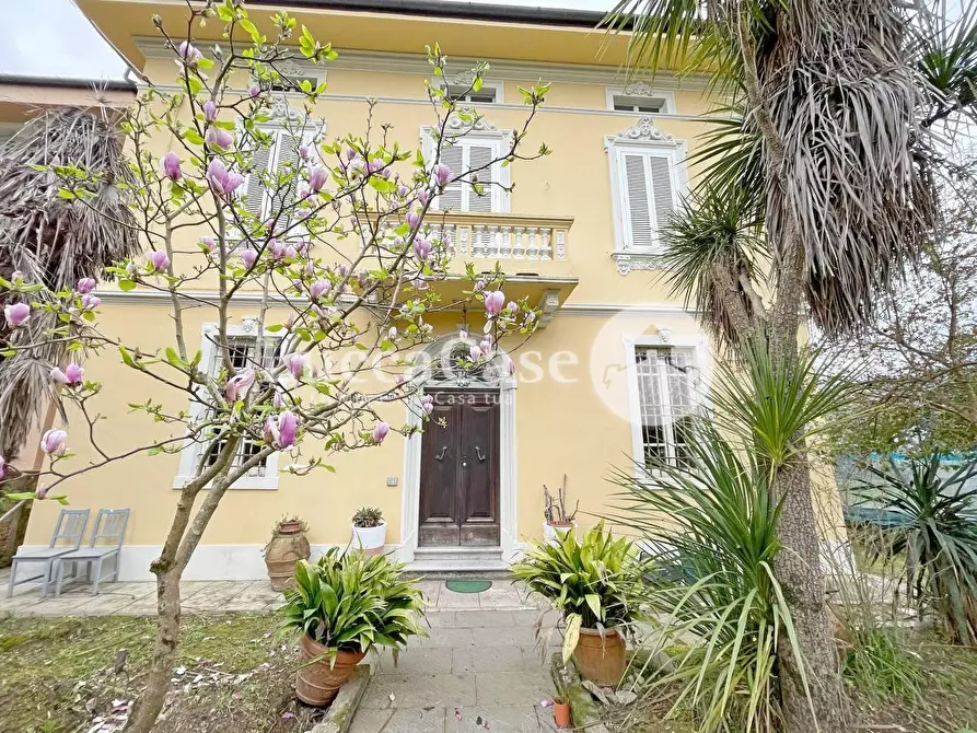 Immagine 1 di Villa in vendita  a Lucca