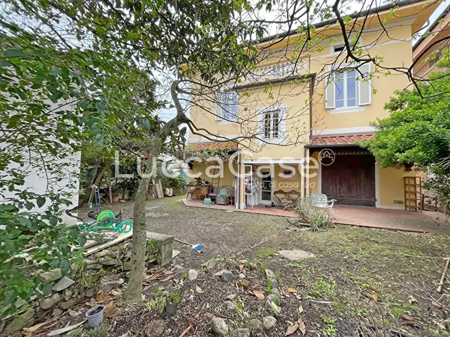 Immagine 51 di Villa in vendita  a Lucca